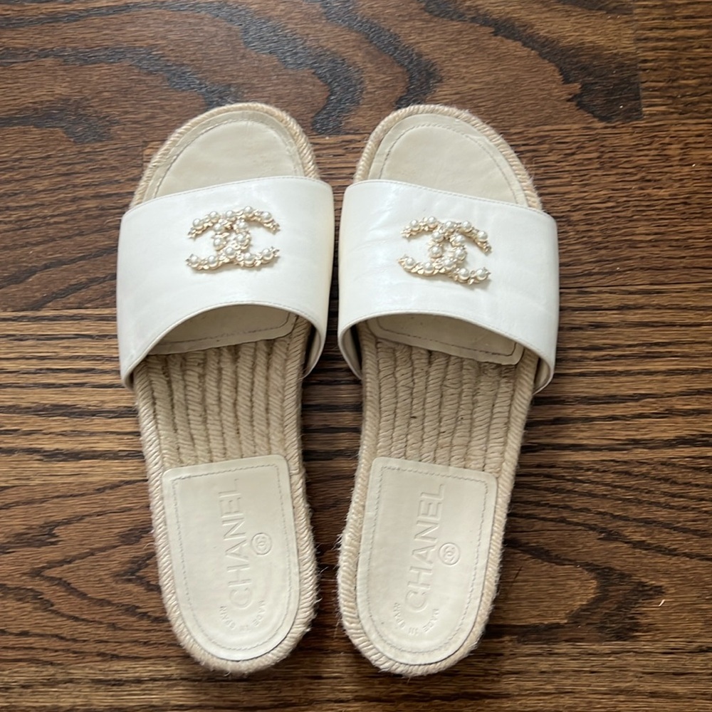 38 CHANEL OFF WHITE LEATHER ESPADRILLE SLIDES WITH PEARL CC
